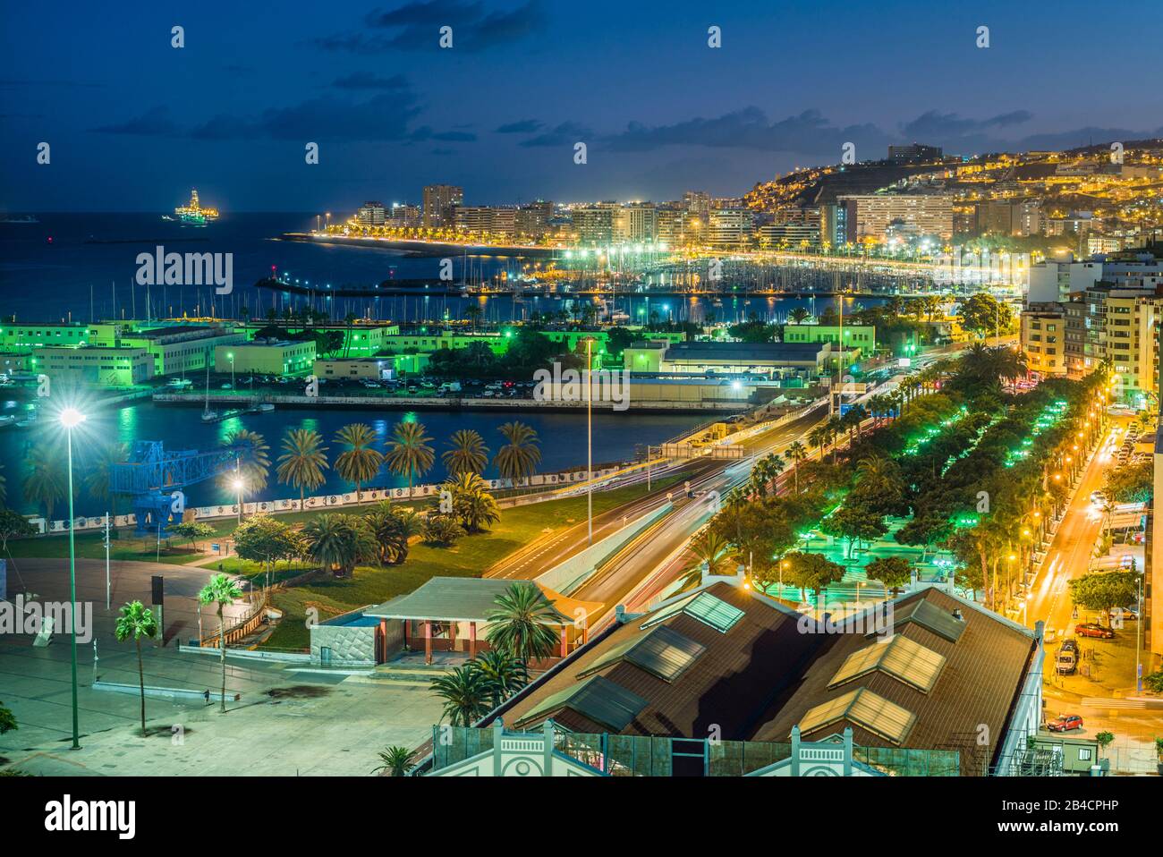 Spagna isole canarie Gran Canaria Island, Las Palmas de Gran Canaria, ad alto angolo di visione della città e del porto, crepuscolo Foto Stock