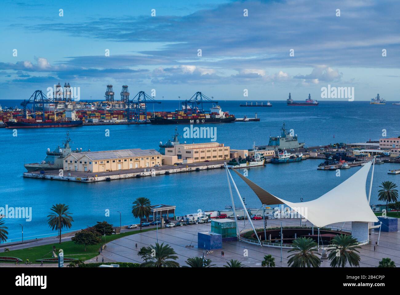 Spagna isole canarie Gran Canaria Island, Las Palmas de Gran Canaria, ad alto angolo di visione della città e del porto, crepuscolo Foto Stock