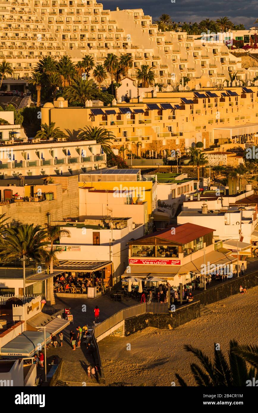 Spagna, Isole Canarie, Fuerteventura, Morro jable, vista ad alto angolo della spiaggia di Playa de la Cebada, tramonto Foto Stock