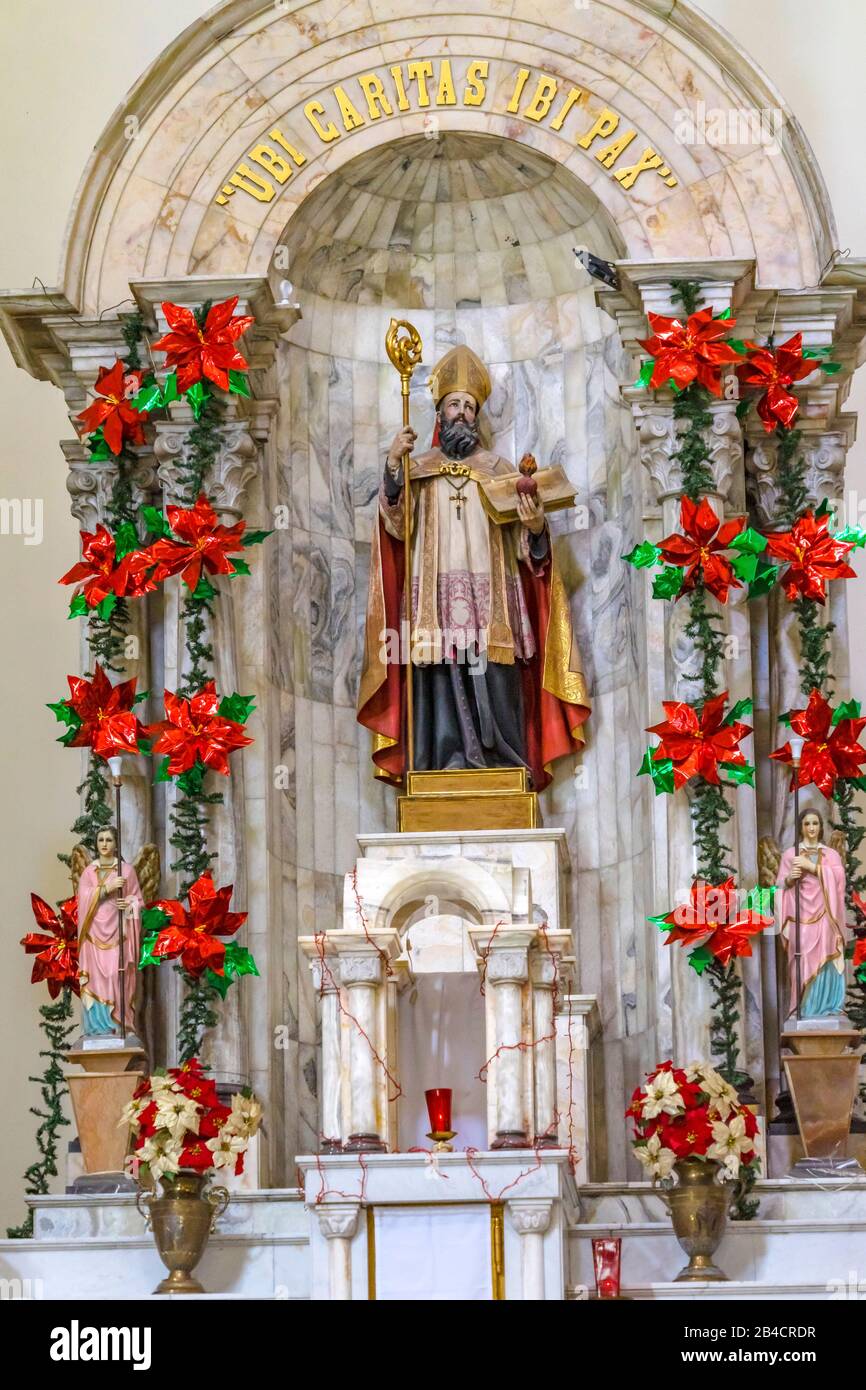 Basilica Statua Del Vescovo Templo De San Agustin Chiesa Puebla Messico. stati latini Dove c'è la carità c'è la pace. La chiesa gesuita costruita 1555 a 1 Foto Stock