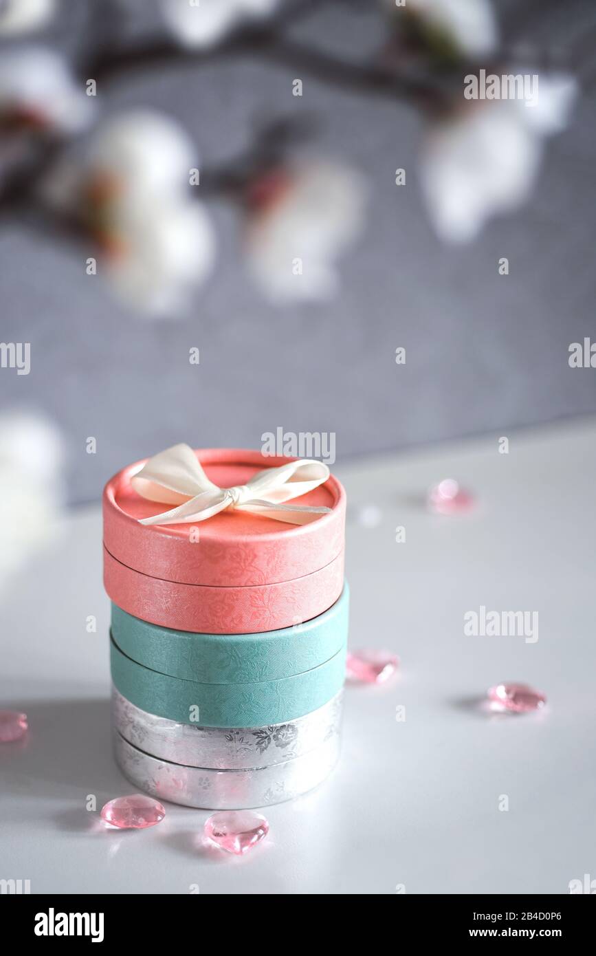 Set di scatole regalo in tonalità pastello con fiori delicati. Presente per la Giornata della mamma e la Giornata Internazionale della Donna Foto Stock