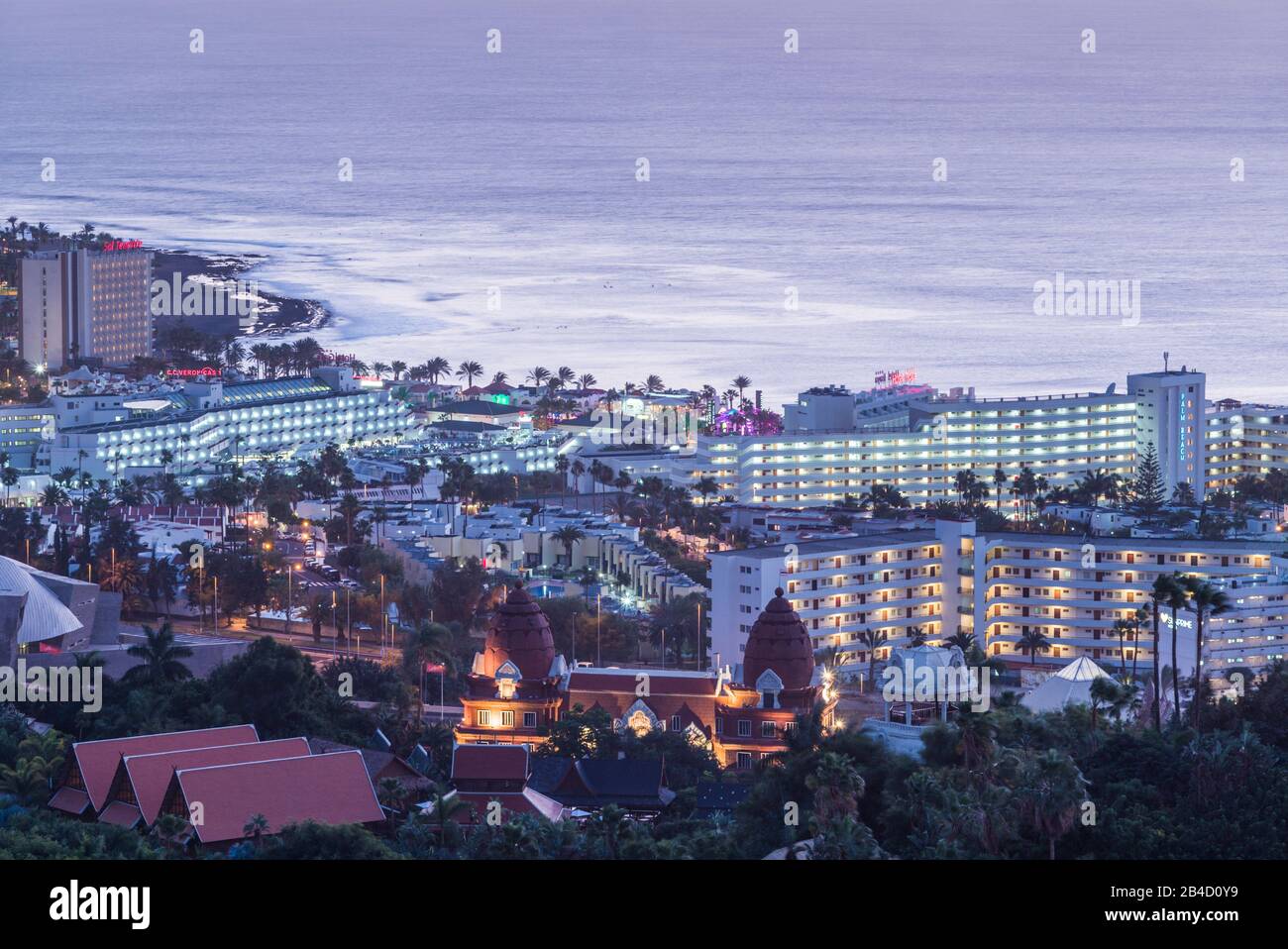 Spagna Isole Canarie isola di Tenerife Playa de Las Americas, elevati vista resort, crepuscolo Foto Stock