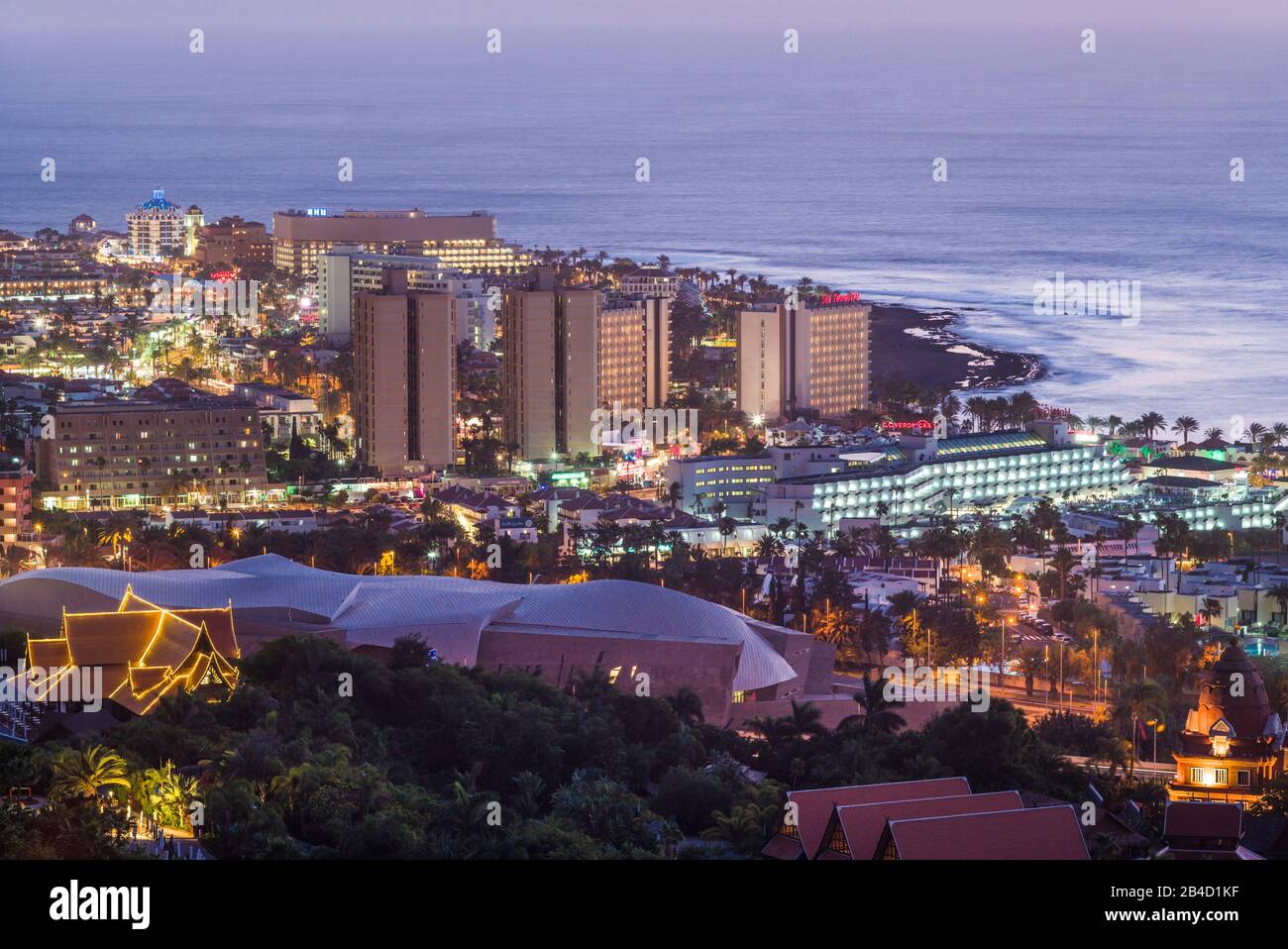 Spagna Isole Canarie isola di Tenerife Playa de Las Americas, elevati vista resort, crepuscolo Foto Stock