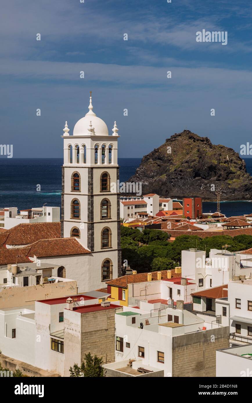 Spagna Isole Canarie Tenerife Island, Garachico, elevati vista città con la Iglesia de Santa Ana chiesa Foto Stock