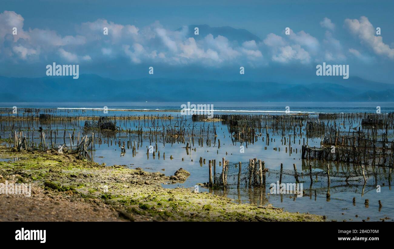 Bellissima vista di San Agung Vulcano coperto da nuvole a Bali da Nusa Penida Island. Foto Stock