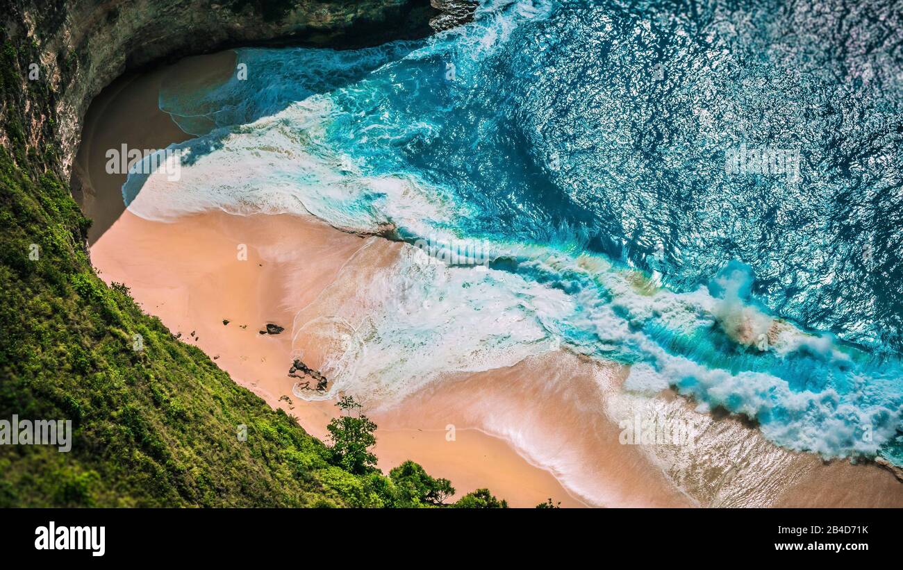 Enorme Onda Rotolando Su Kelingking Beach, Nusa Penida Island, Bali, Indonesia. Foto Stock