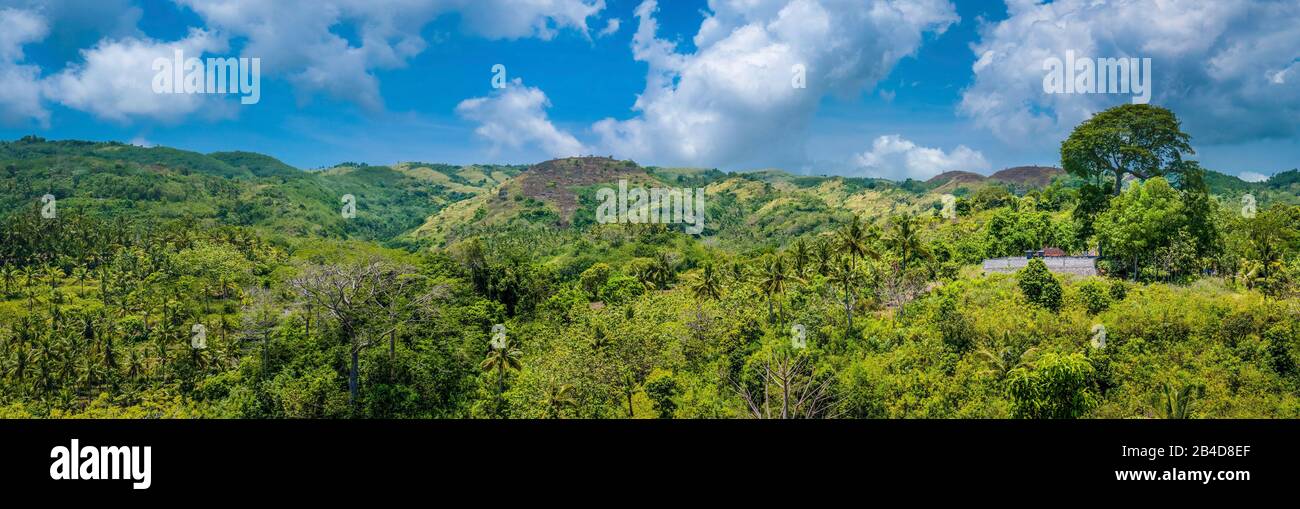 Colline Coperte Dalla Giungla Con Piccolo Fronte Templein, Nusa Penida Island, Bali, Indonesia. Banner Foto Stock