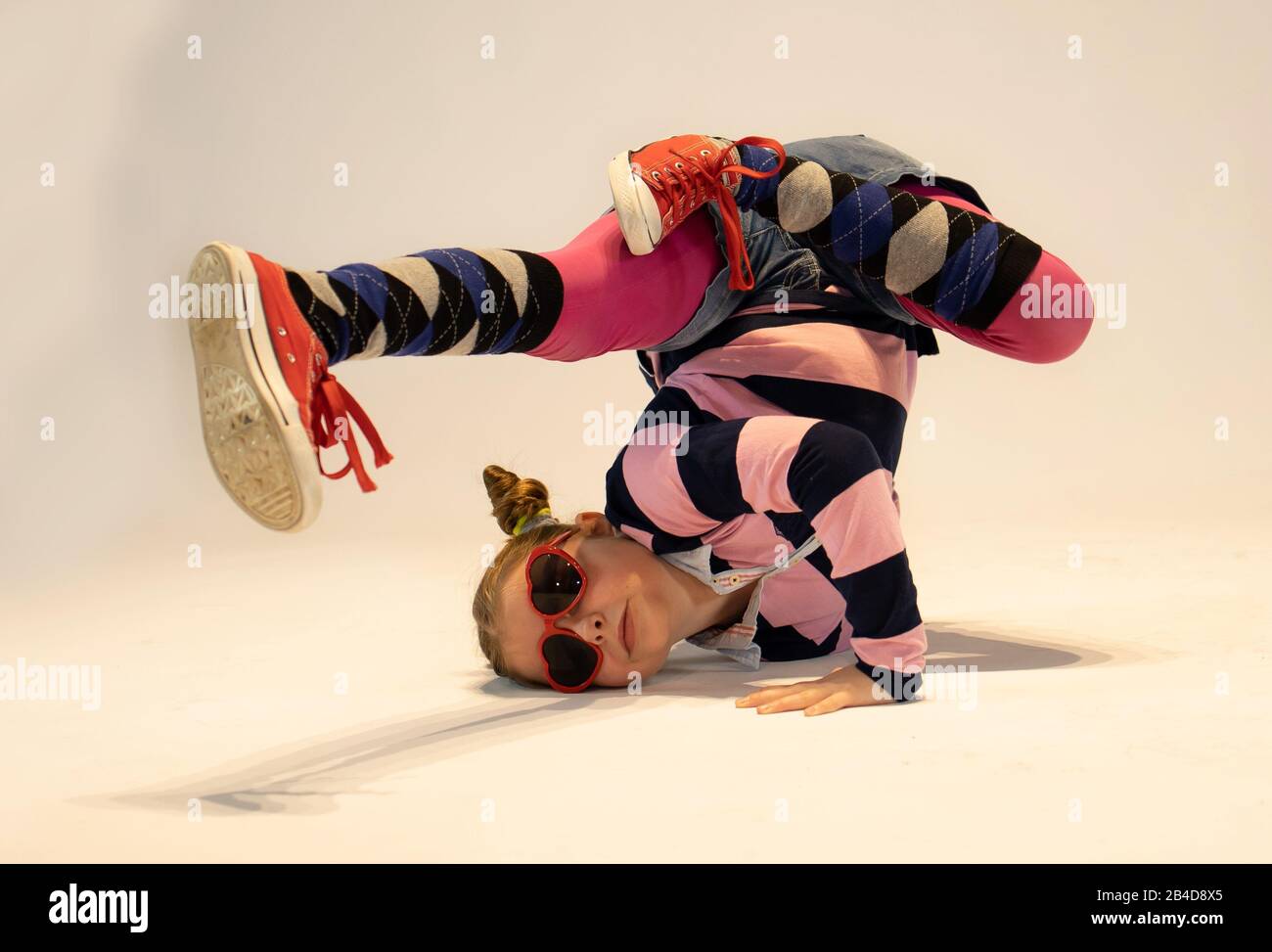 ragazza in una posizione unica di breakdance, unico capretto, ragazza pazzo, ragazza cool Foto Stock