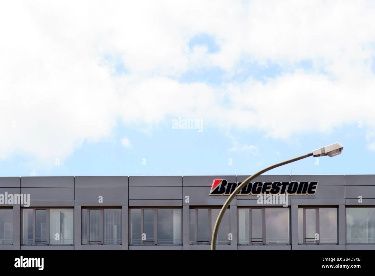 Il logo del costruttore di pneumatici Bridgestone sulla facciata di un negozio a Bad Homburg. Foto Stock