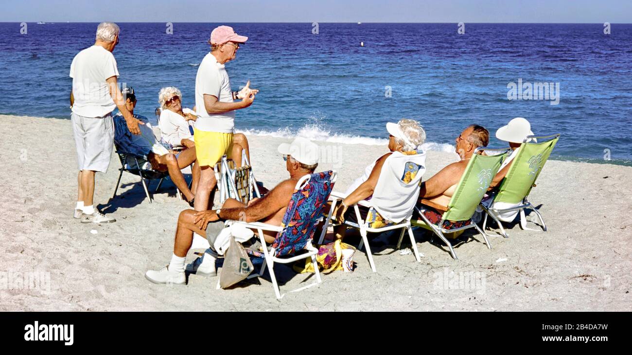 Fort Lauderdale, Florida - Marzo 2009 UN gruppo di amici anziani che si godono la giornata in una spiaggia dell'oceano di Fort Lauderdale. Foto Stock