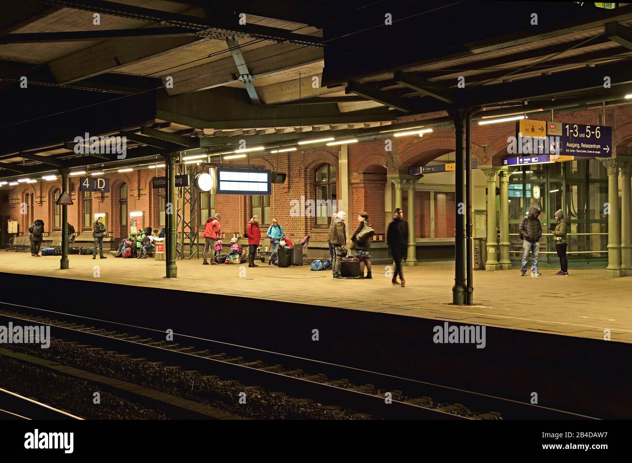 Europa, Germania, Amburgo, Harburg, stazione ferroviaria di notte, passeggeri in attesa al binario, Foto Stock