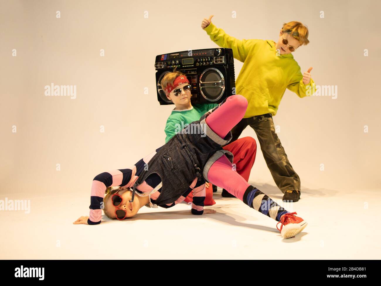 bambini unici, bambini allegri vestiti in stile hip hop, ragazzi danzanti,  ragazzi di break dance Foto stock - Alamy