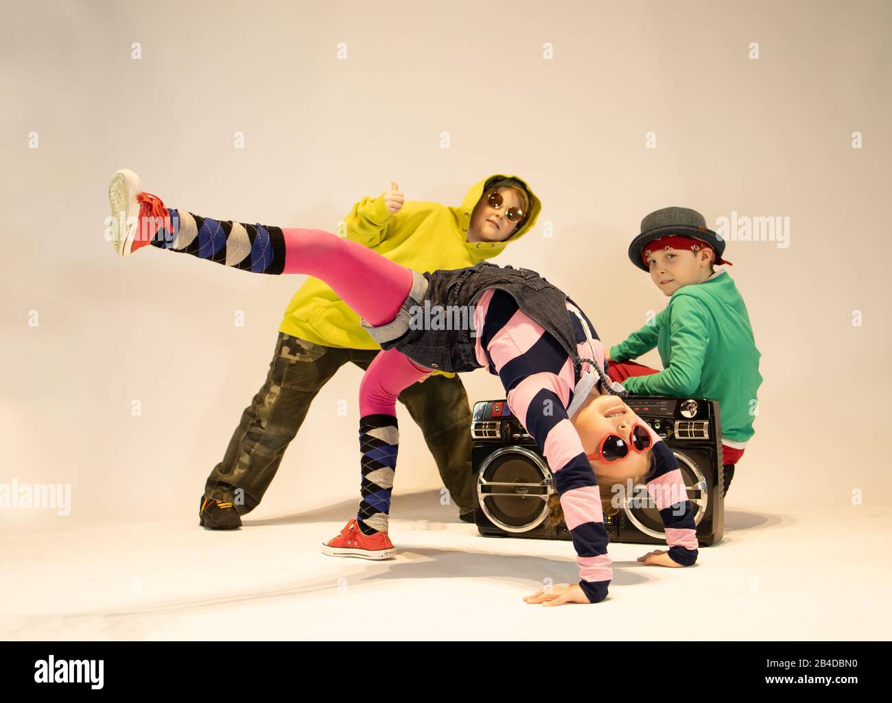 bambini unici, bambini allegri vestiti in stile hip hop, ragazzi danzanti,  ragazzi di break dance Foto stock - Alamy