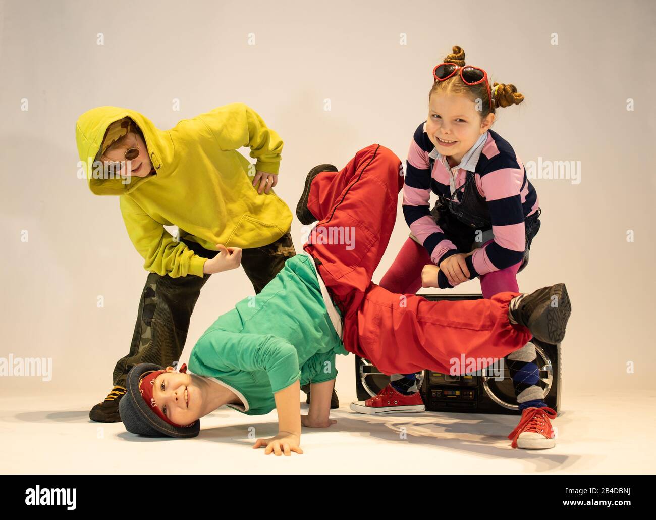 bambini unici, bambini allegri vestiti in stile hip hop, ragazzi danzanti, ragazzi di break dance, breakdance Foto Stock