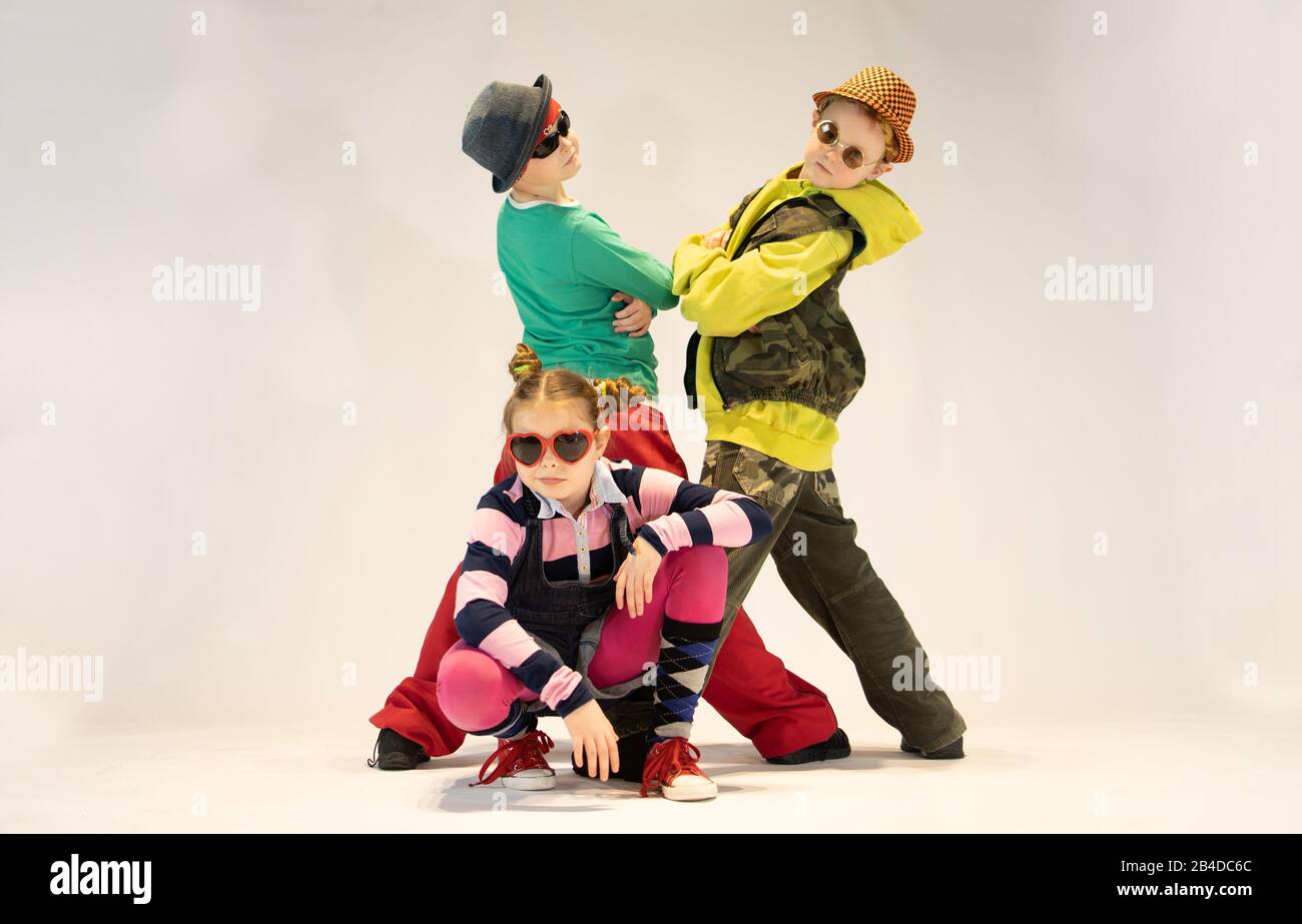 bambini unici, bambini allegri vestiti in stile hip hop, ragazzi danzanti, ragazzi di break dance Foto Stock