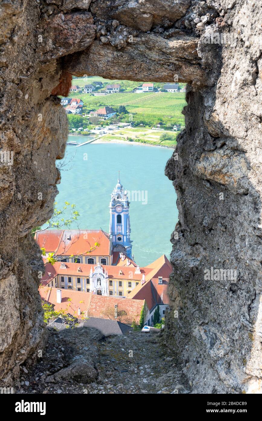 Dürnstein, Wachau, Waldviertel, Krems, Austria Inferiore, Austria, Europa. Vista dalla rovina Dürnstein alla chiesa collegiata Foto Stock