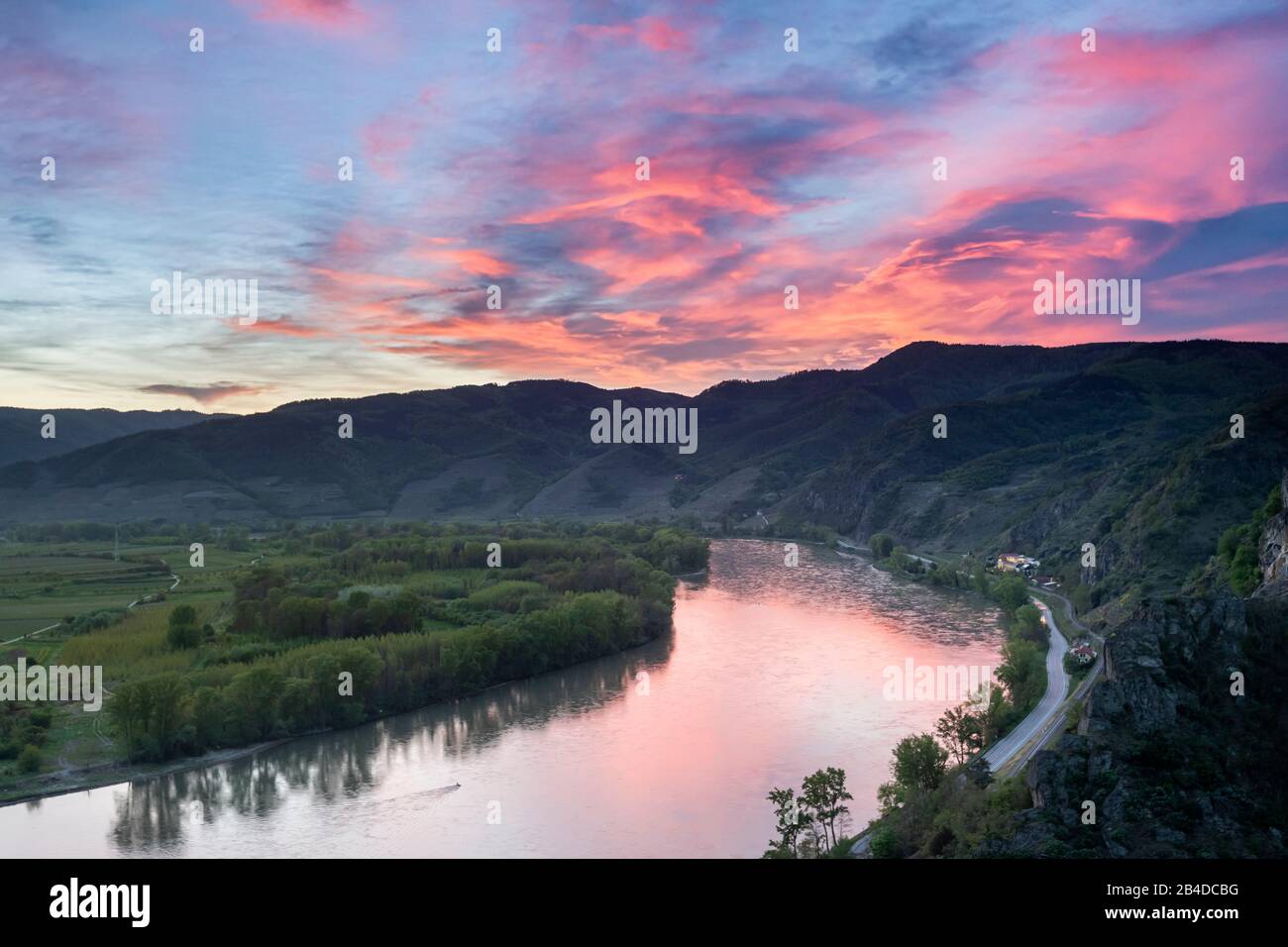 Dürnstein, Wachau, Waldviertel, Krems, Austria Inferiore, Austria, Europa. Il Danubio Loop vicino a Dürnstein dopo il tramonto Foto Stock