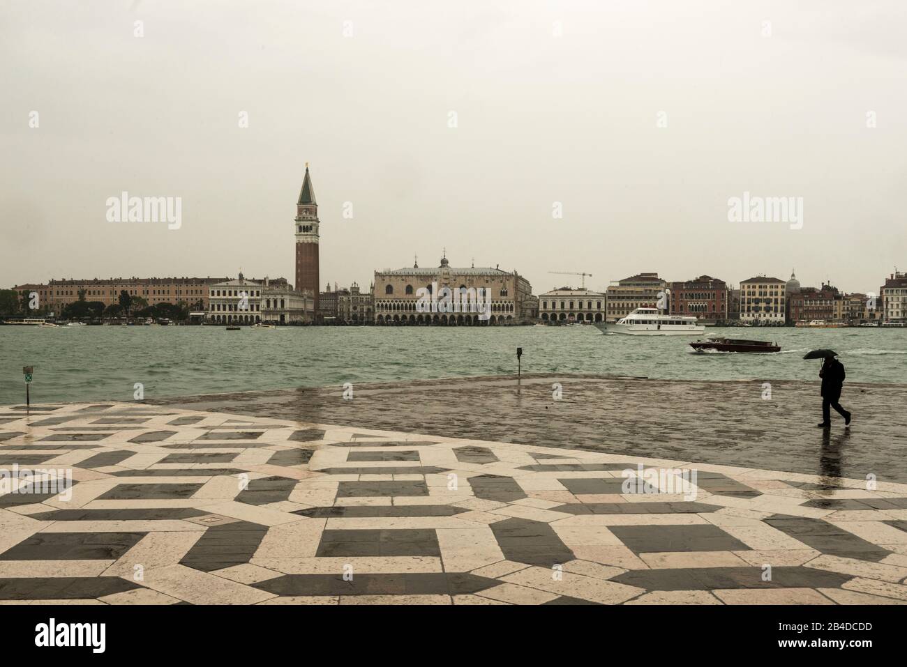 Venezia sotto la pioggia, vista su Piazza San Marco, Italia Foto Stock