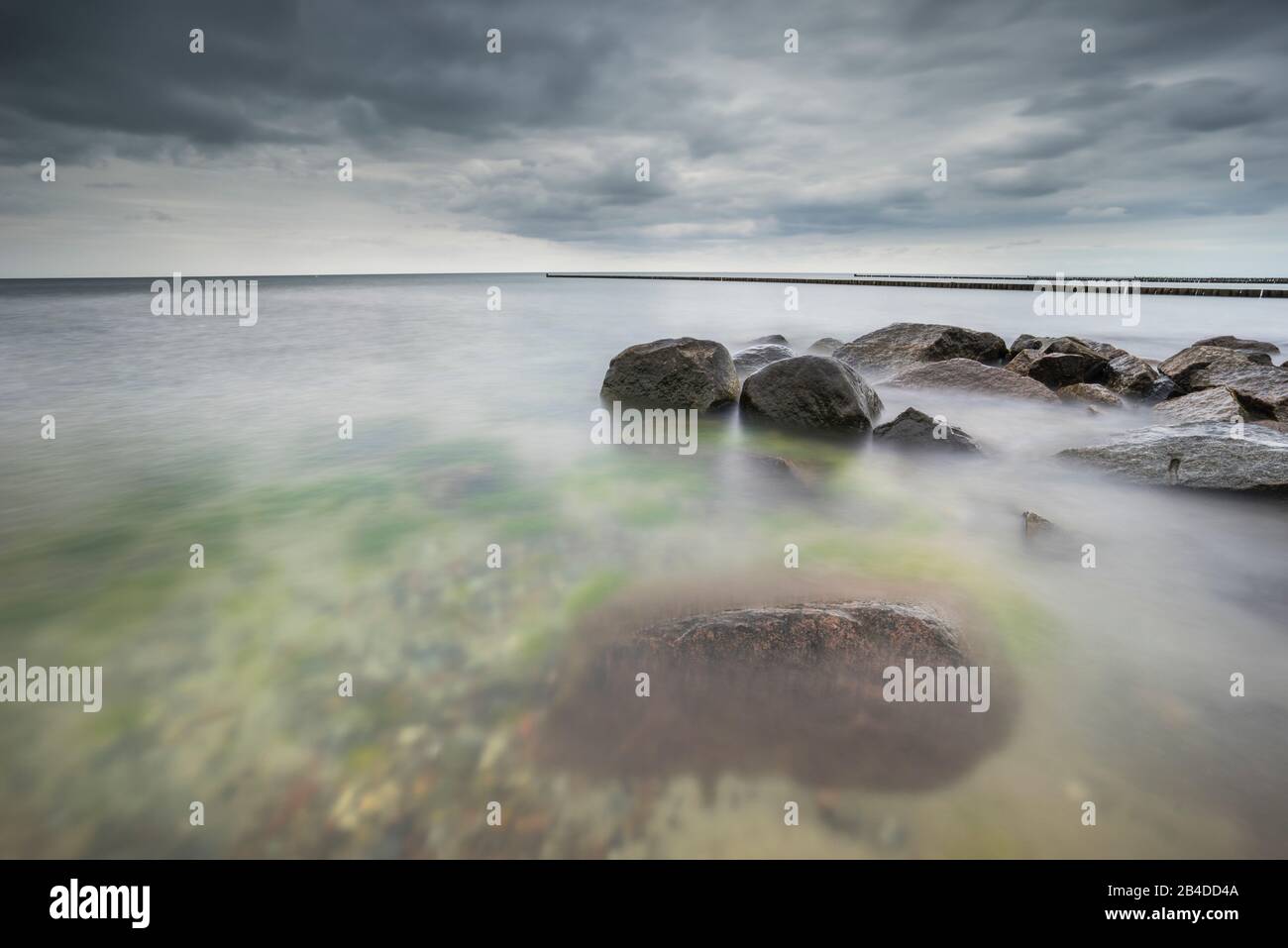 Mar Baltico, pietre, esposizione lunga, acqua Foto Stock