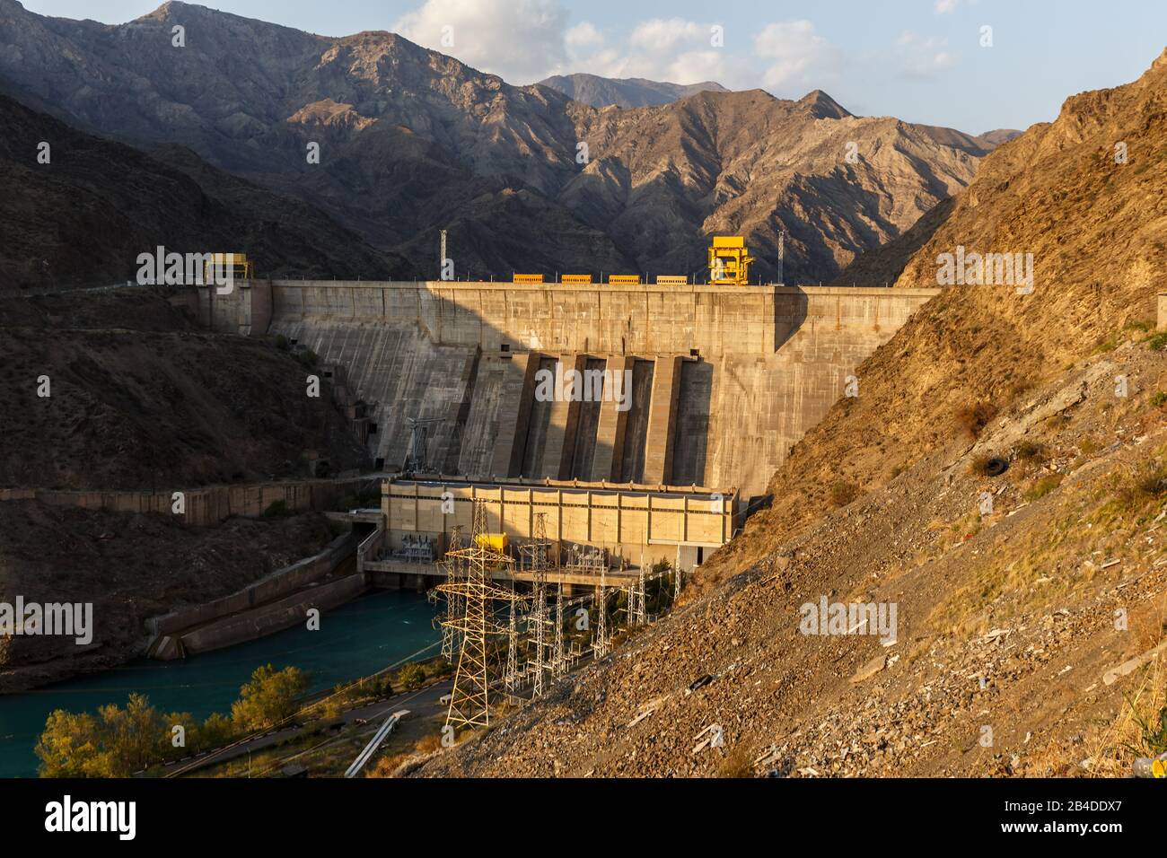 Centrale idroelettrica sul fiume Naryn in Kirghizistan. Foto Stock