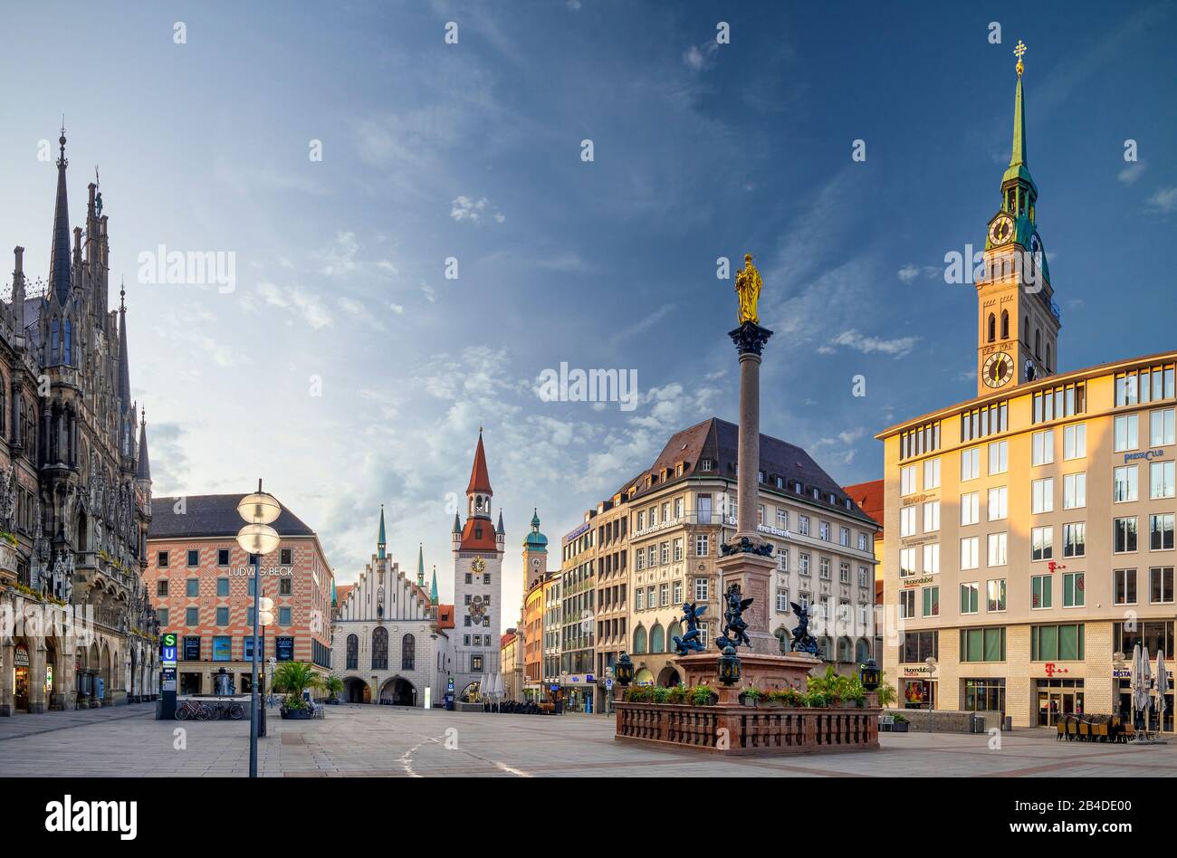 Il vecchio e il nuovo Municipio con Peterskirche, Marienplatz Monaco di Baviera, Baviera, Baviera, Germania, Europa Foto Stock