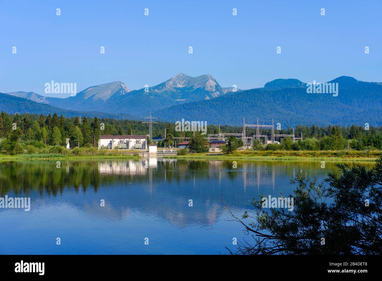 Sottostazione al Weir, Isarstausee Krün, alle spalle di Bishop e Krottenkopf, Werdenfelser Land, alta Baviera, Baviera, Germania Foto Stock