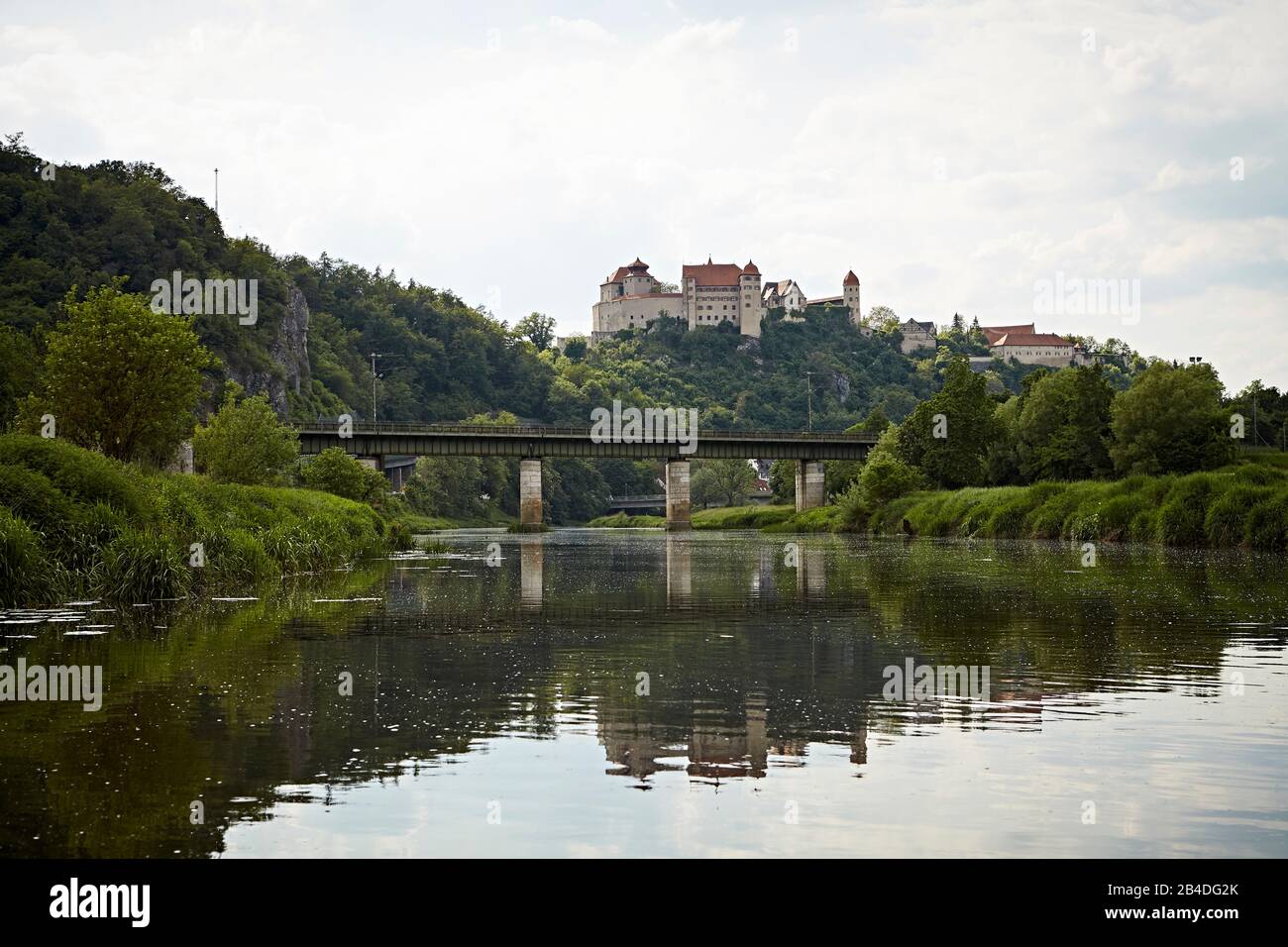 Baviera, Svevia, fiume, Wörnitz, ponte ferroviario con vista sul castello di Harburg Foto Stock