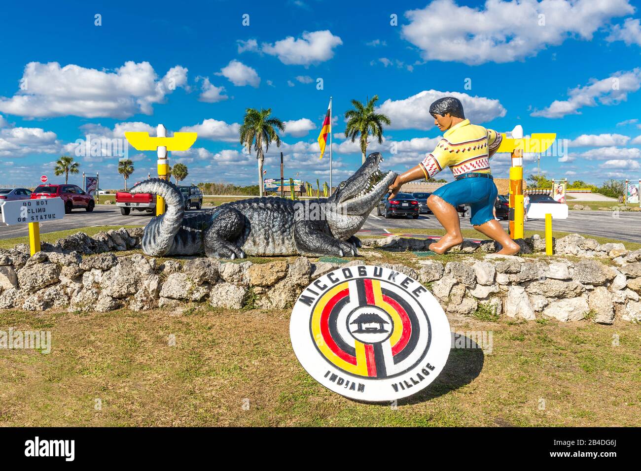 Ingresso Con Alligator Sculpture, Miccosukee, Indian Village, Everglades National Park, Florida, Usa, Nord America Foto Stock