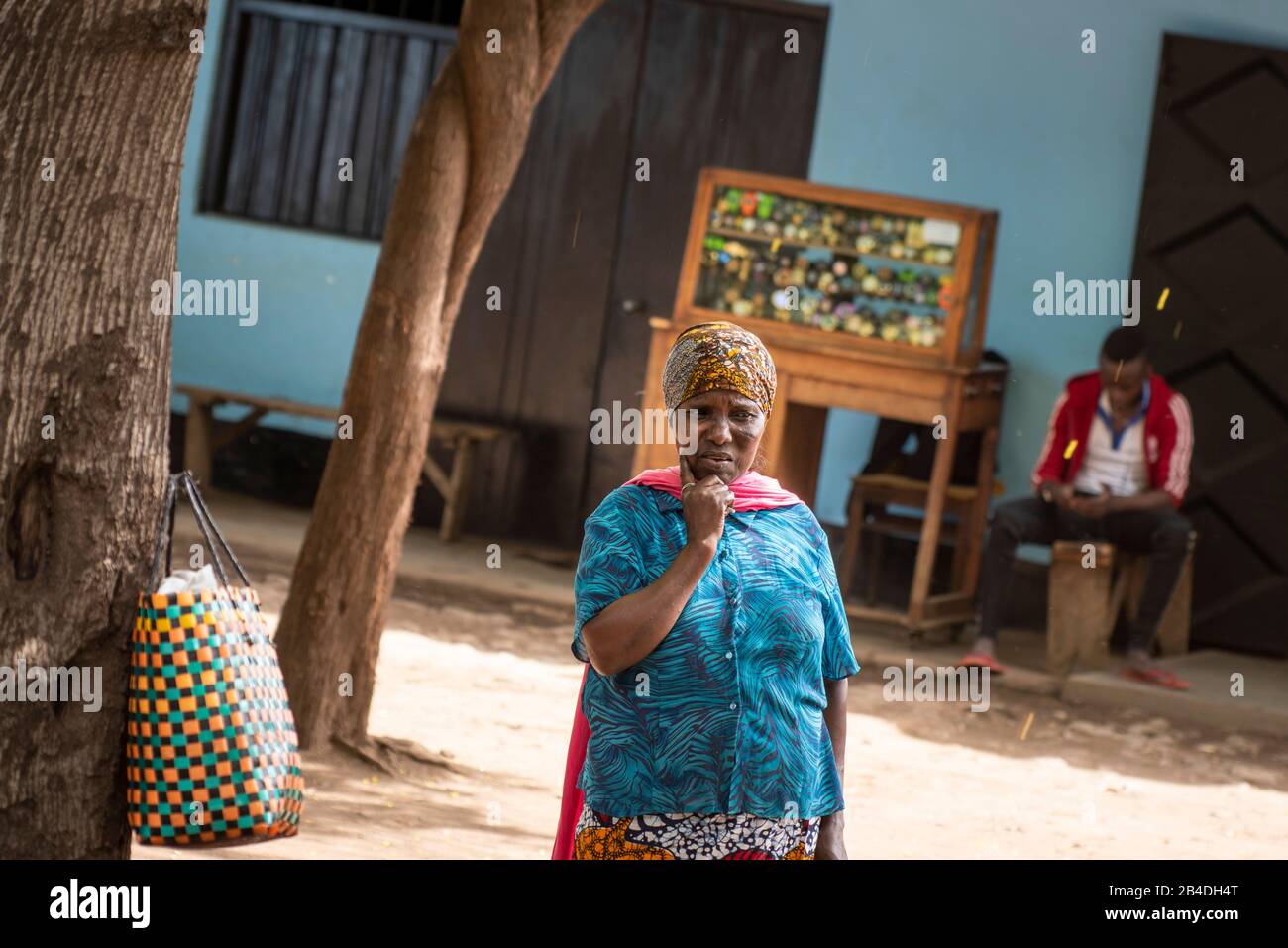 Tanzania, Tanzania settentrionale al termine della stagione delle piogge nel mese di maggio, Serengeti National Park, Ngorongoro Crater, Tarangire, Arusha e Lago Manyara, Masai donna sulla strada del villaggio Foto Stock