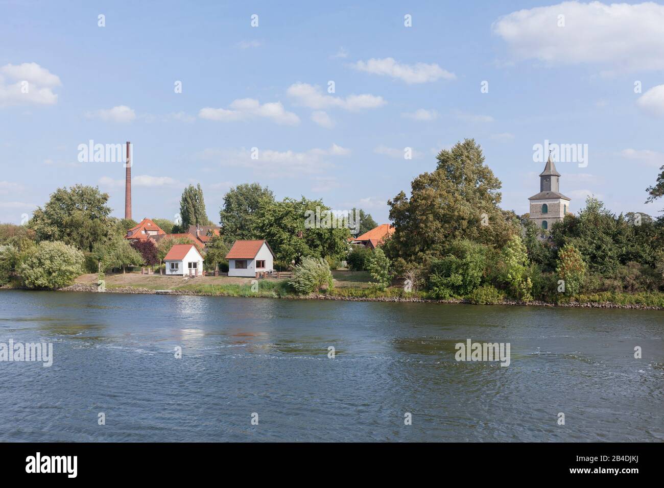 Tour Weser con case e Chiesa di San Martino, Hoya, bassa Sassonia, Germania, Europa Foto Stock