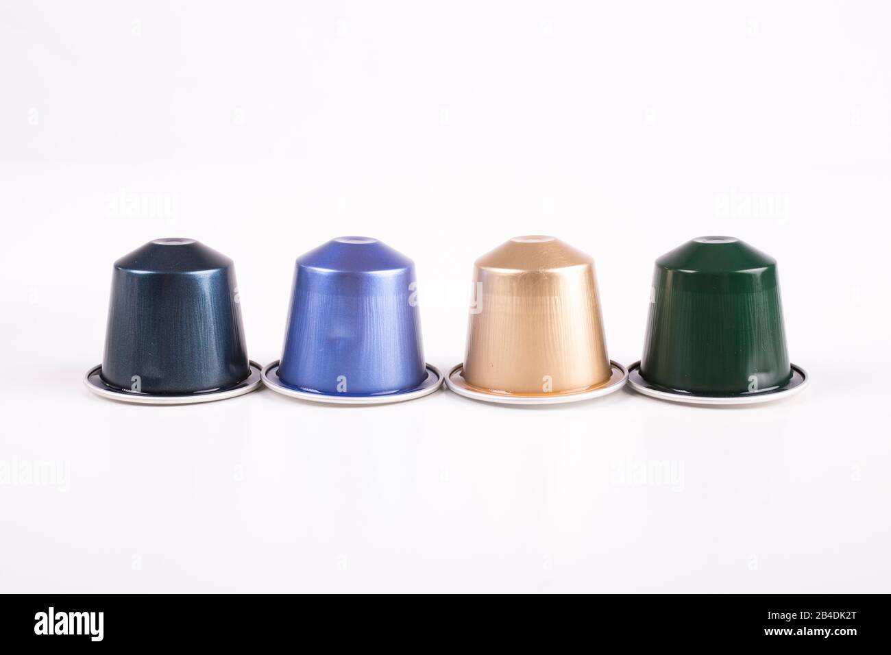 Varie capsule colorate di delizioso caffè su sfondo bianco Foto Stock