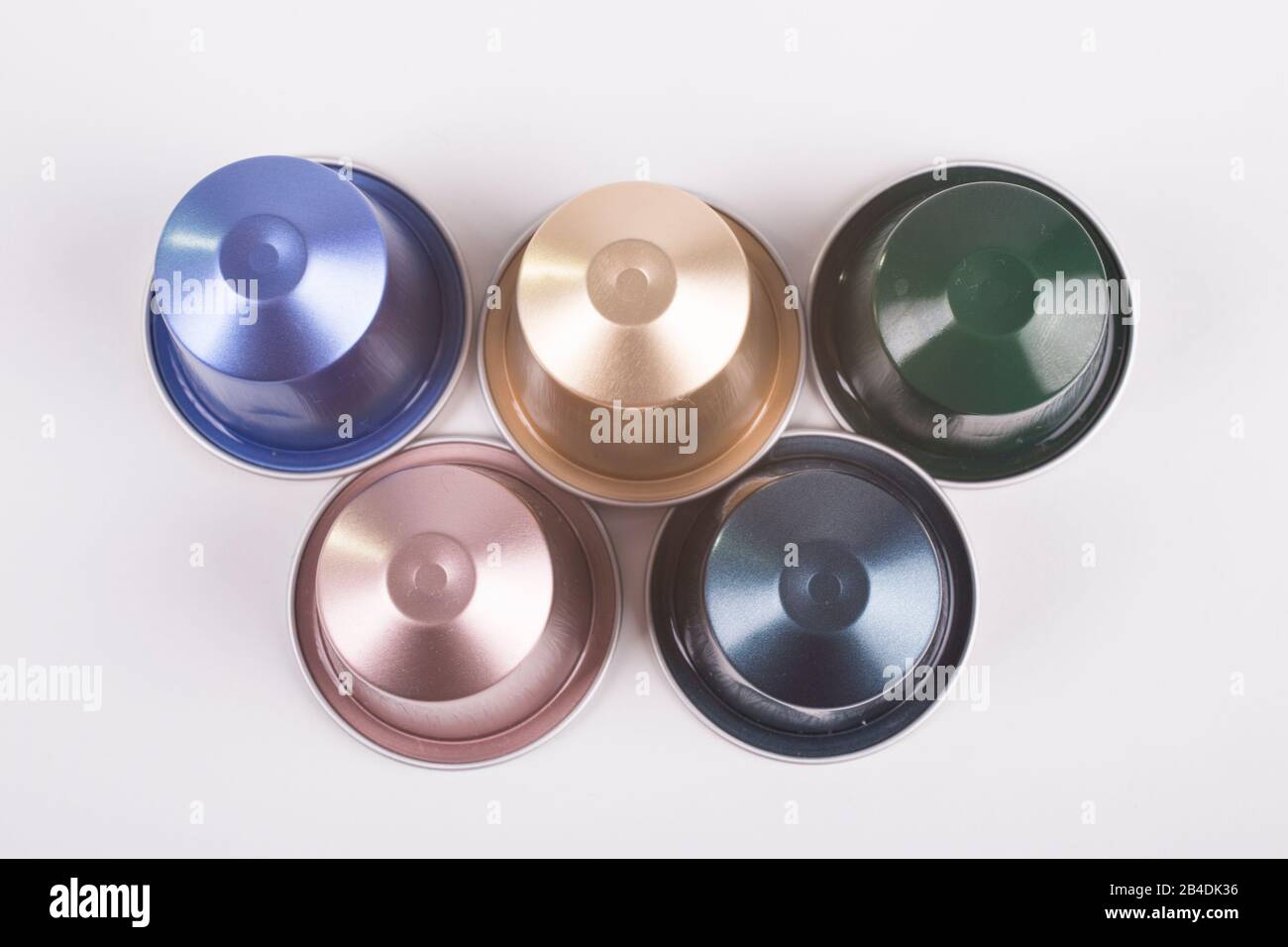 Varie capsule colorate di delizioso caffè su sfondo bianco Foto Stock