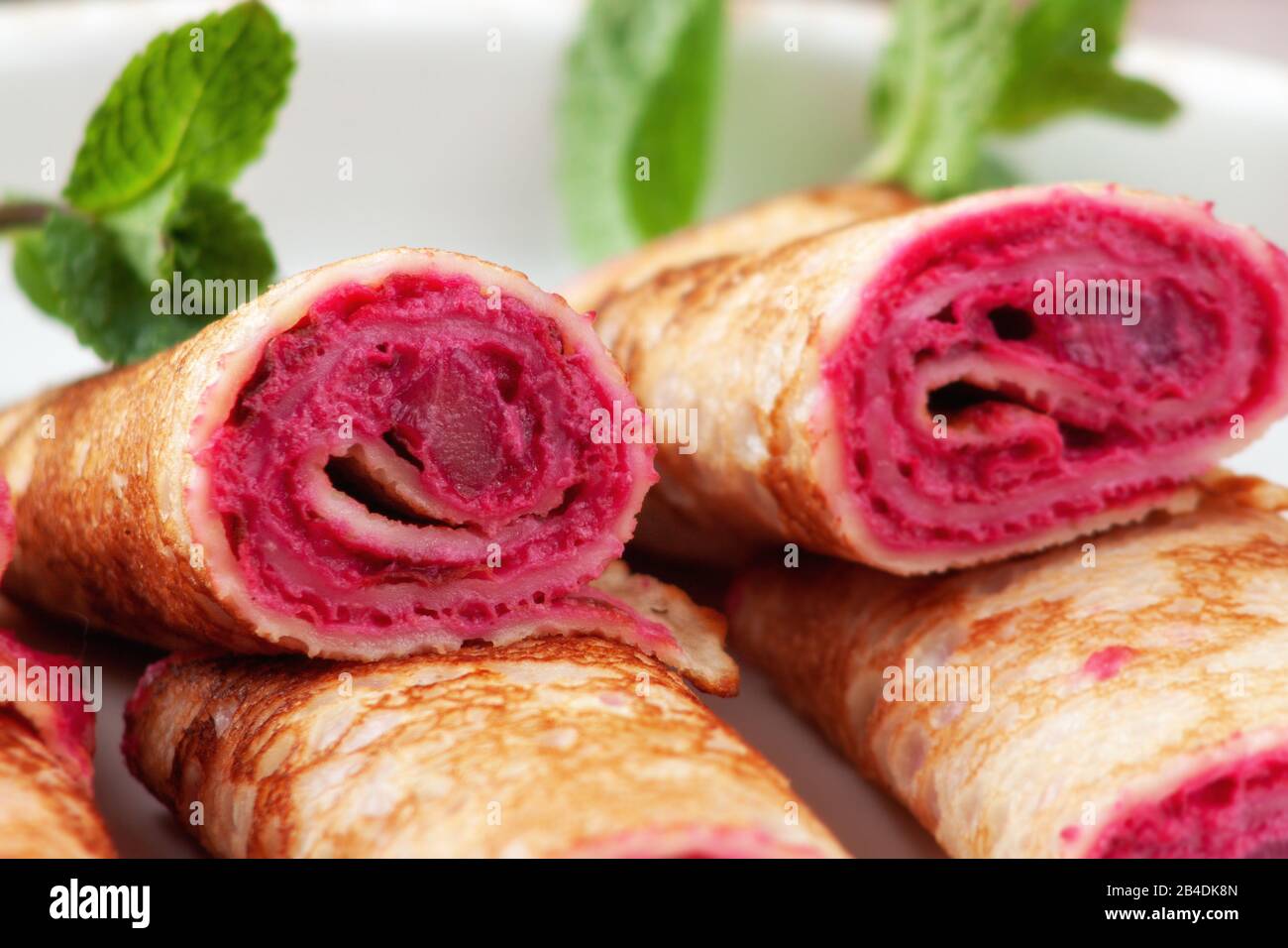 Frittelle con barbabietole e formaggio pasta e salmone Foto Stock