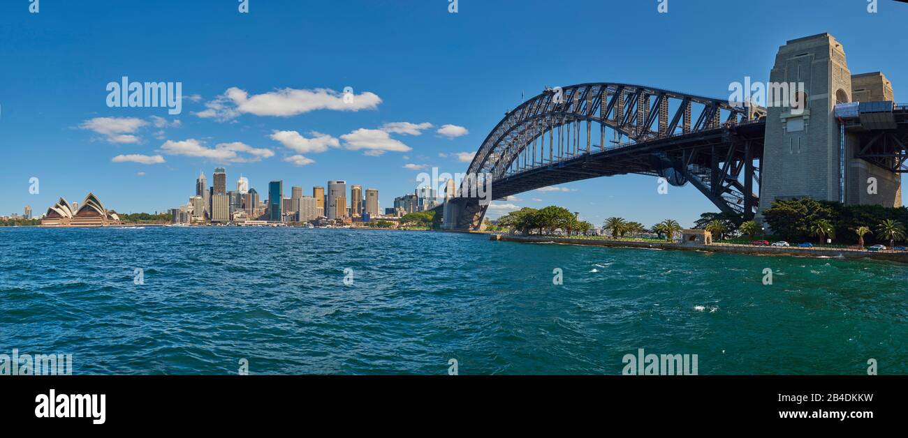 Panorama-Landschaft von der Hafenbrücke (Harbour Bridge) a Sydney mit Opernhaus im Frühling, Sydney, nuovo Galles del Sud, Australien, Oceanien Foto Stock