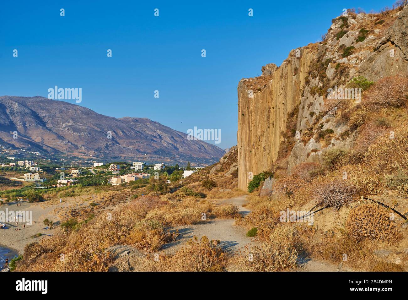 Paesaggio, pareti rocciose sulla spiaggia di Paligremnos sulla costa, vegetazione, Creta, Grecia Foto Stock