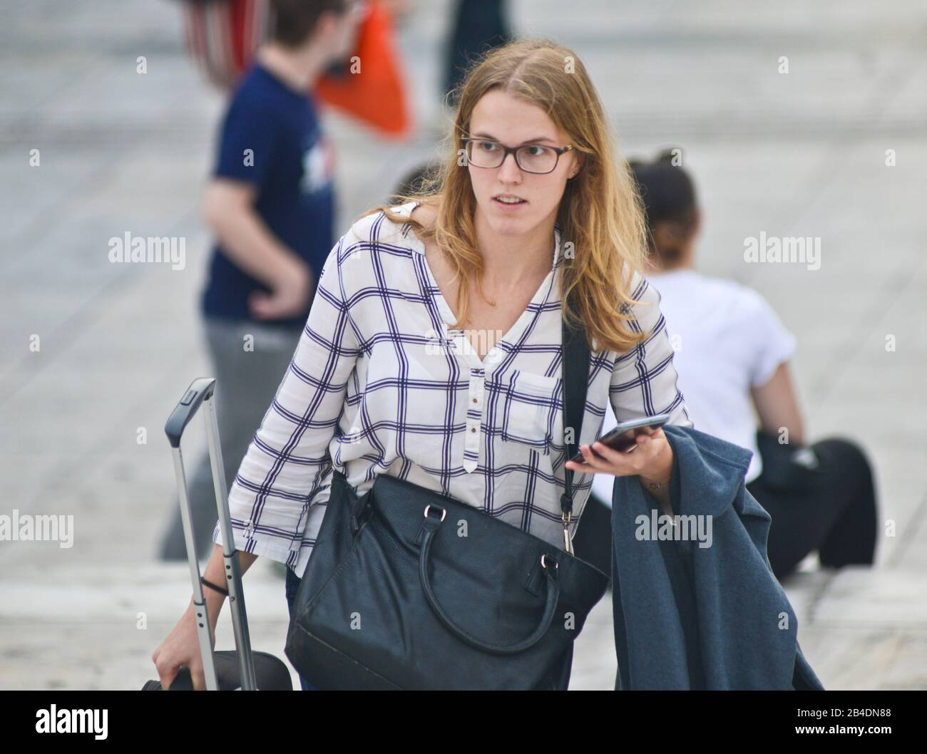 Una giovane donna turistica in cerca di orientamento in Piazza Syntagma, Atene, Grecia Foto Stock