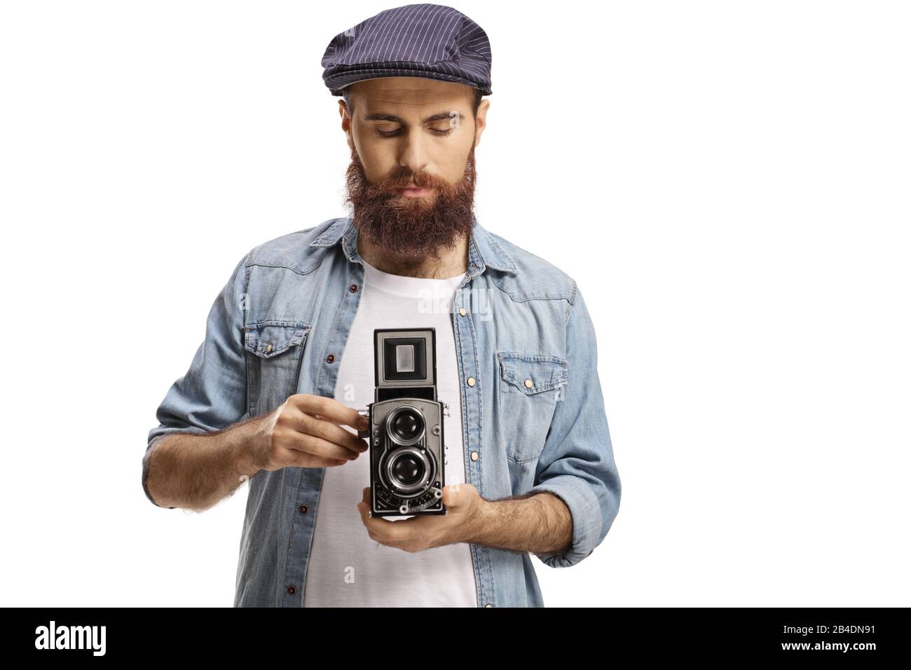Ragazzo hipster barbuto con una fotocamera vecchio stile isolato su sfondo bianco Foto Stock