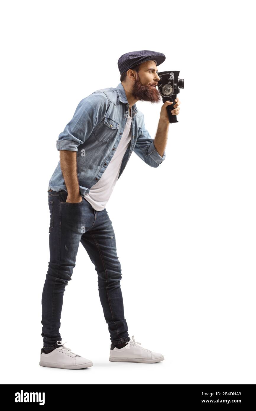 Profilo a tutta lunghezza di un ragazzo con bearded registrazione con 8mm fotocamera vintage isolato su sfondo bianco Foto Stock