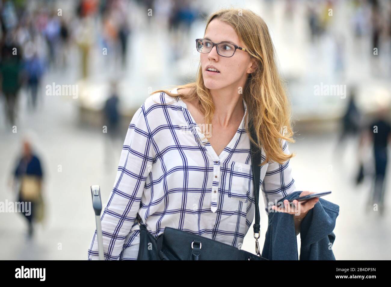 Una giovane donna turistica in cerca di orientamento in Piazza Syntagma, Atene, Grecia Foto Stock