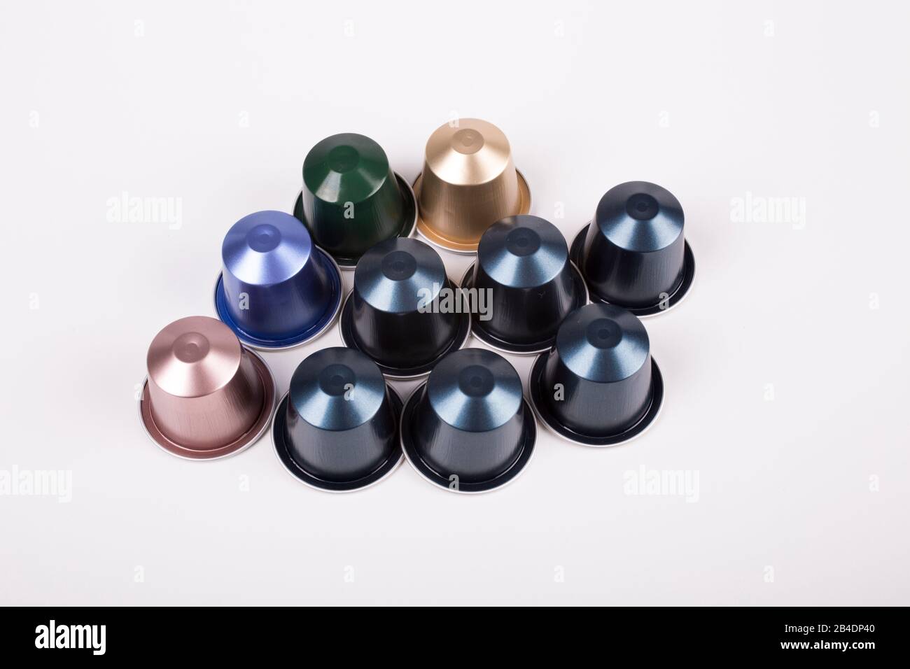 Varie capsule colorate di delizioso caffè su sfondo bianco Foto Stock