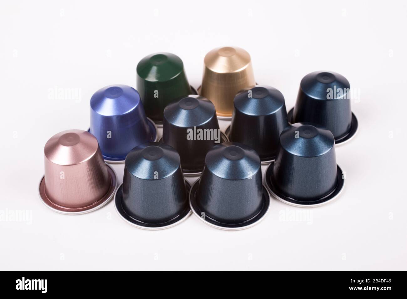 Varie capsule colorate di delizioso caffè su sfondo bianco Foto Stock