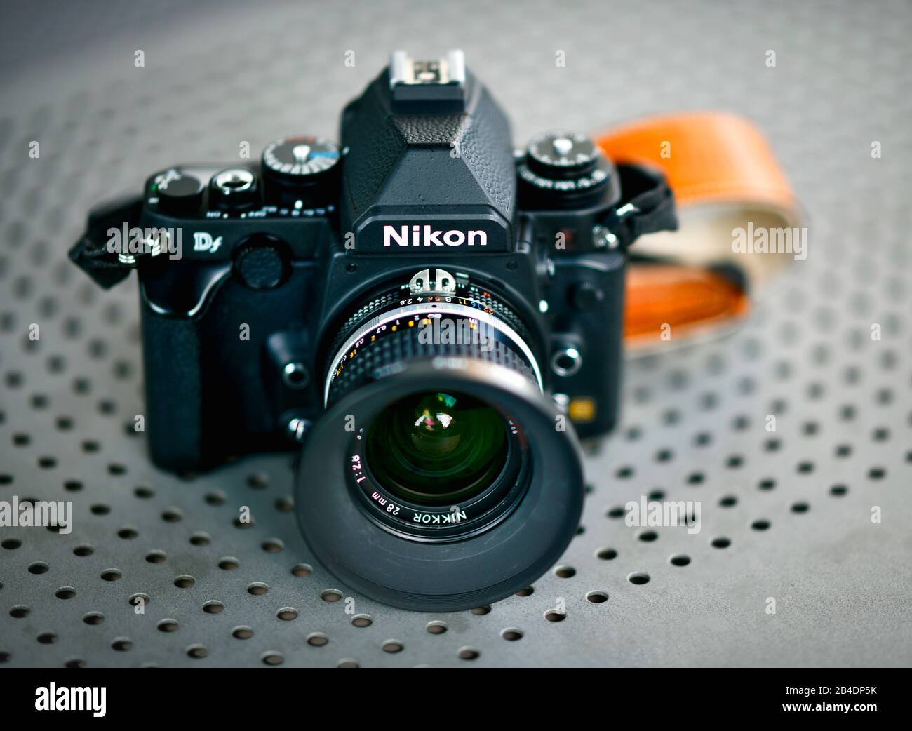 DSLR Nikon Df con manuale Nikkor ai-S 28 mm 2.8 CRC in classico stile retrò, Stoccarda, Baden-Württemberg, Germania Foto Stock