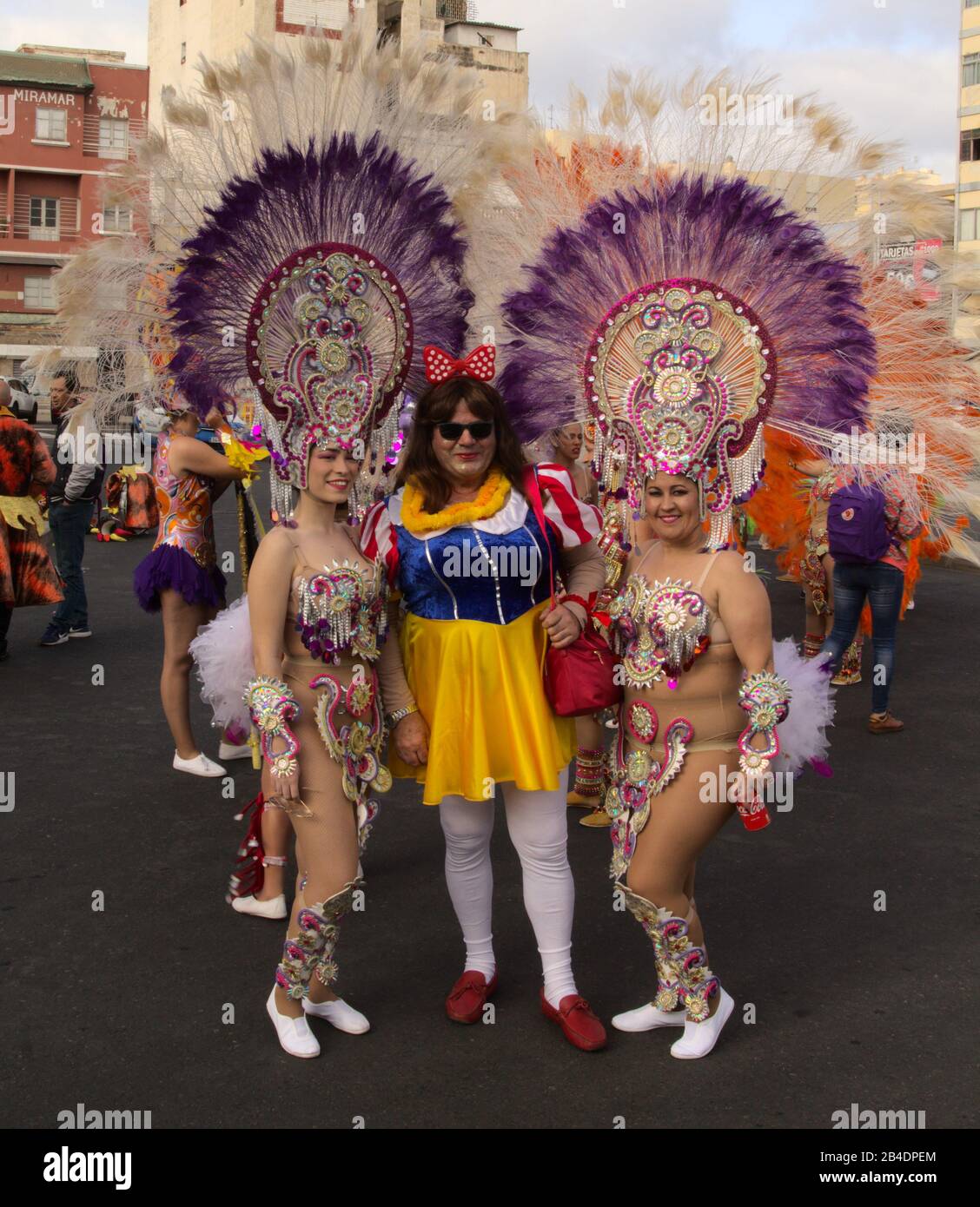 Las PALMAS, SPAGNA - 29 febbraio 2020: Collettivi di musica e danza, murgas e comparsas, partecipano alla principale sfilata di Carnevale mentre attraversa il ci Foto Stock