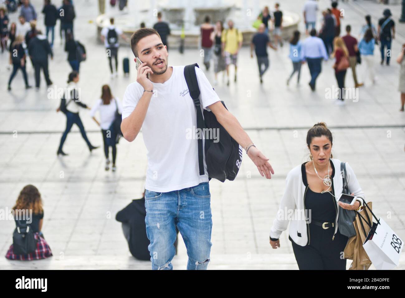 Un giovane greco che parla al telefono in Piazza Syntagma, Atene, Grecia Foto Stock
