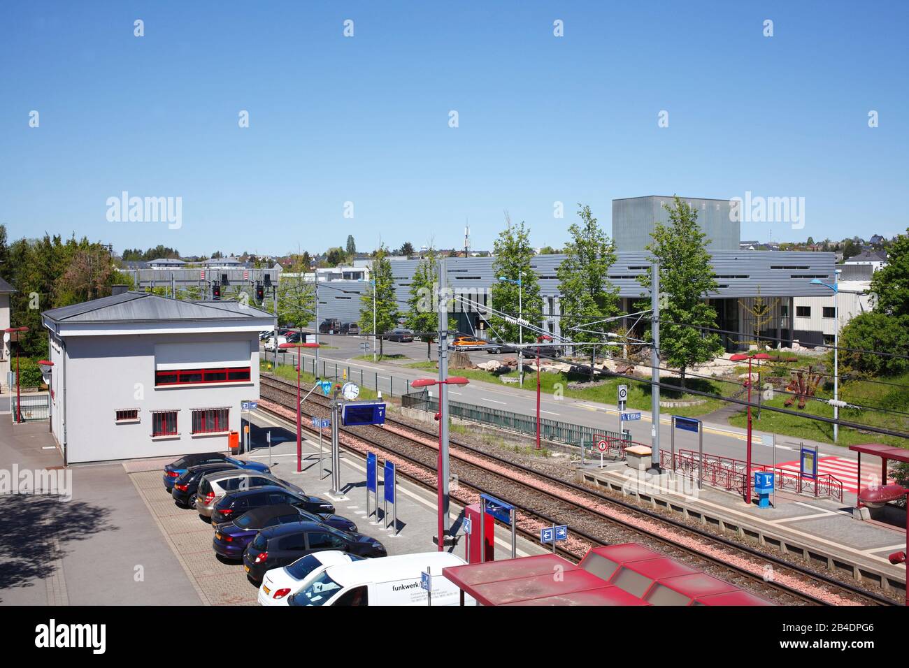 Stazione ferroviaria con binari ferroviari, Bertrange, Batringen, Lussemburgo, Europa Foto Stock