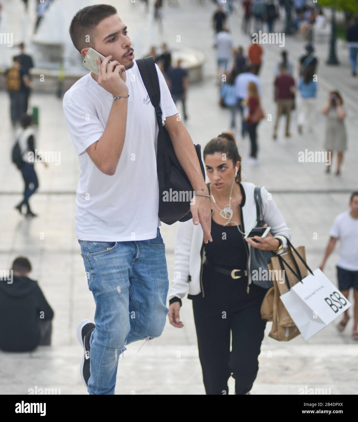 Un giovane greco che parla al telefono in Piazza Syntagma, Atene, Grecia Foto Stock