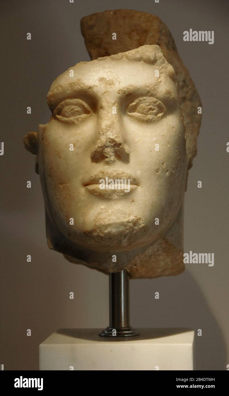 Capo di giovane uomo con casco, c. 480 A.C. Si trova nella parte sud della porta della Sacra, Atene. Museo Archeologico Di Kerameikos. Atene, Grecia. Foto Stock
