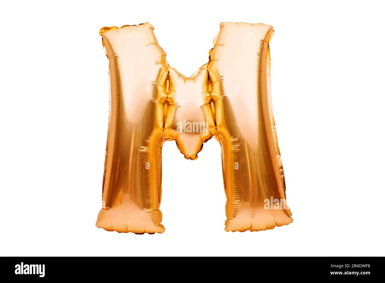 Lettera M in palloncino di elio gonfiabile dorato isolato su bianco. Gold foil font balloon parte di una serie completa di lettere maiuscole Foto Stock