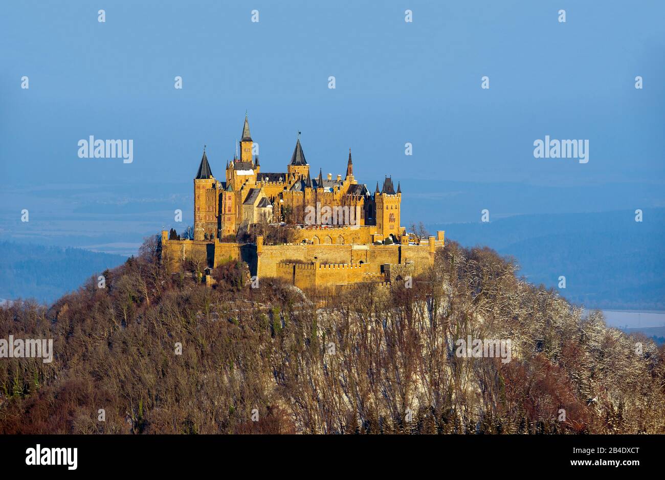 Germania, Baden-Württemberg, Hechingen, Castello Hohenzollern, vista AP dal Corno di Zeller vicino Albstadt - Onstmettingen Foto Stock