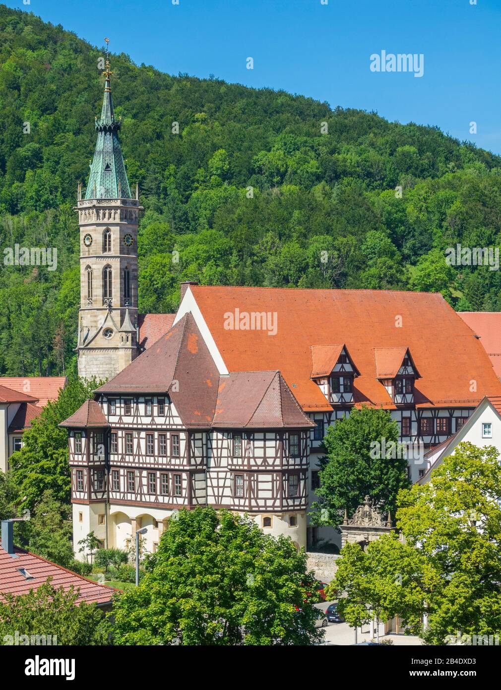 Germania, Baden-Württemberg, Bad Urach, Residenzschloss con mostre del Landesmuseum, edificio a graticcio su un alto pavimento in pietra, dietro la torre dell'Amanduskirche. Foto Stock